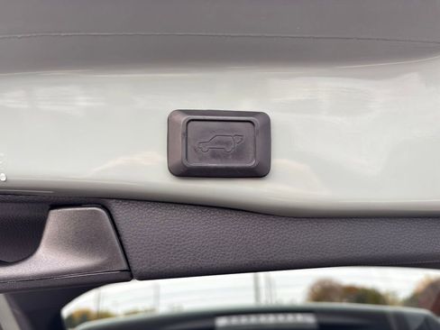 Used 2020 Toyota RAV4 XLE Premium image 31