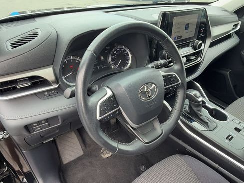 Used 2025 Toyota Highlander LE FWD image 10