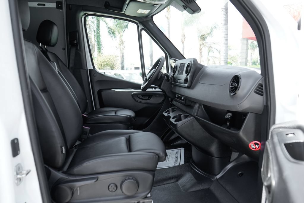 Used 2024 Mercedes-Benz Sprinter 2500 w/ Acoustic Package image 38