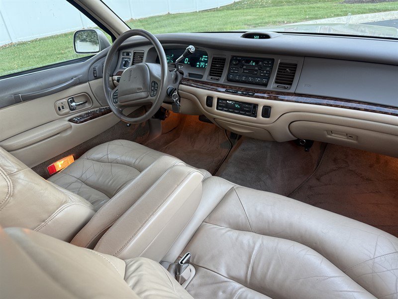 Used 1997 Lincoln Town Car Signature RWD image 18