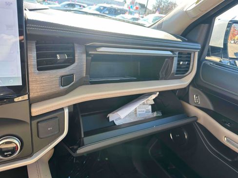 Used 2024 Ford Expedition Limited image 32