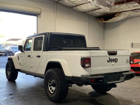 Used 2022 Jeep Gladiator Willys image 2