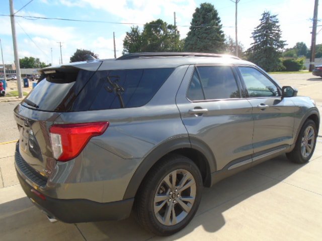Used 2024 Ford Explorer XLT w/ Equipment Group 202A AWD/4WD image 9