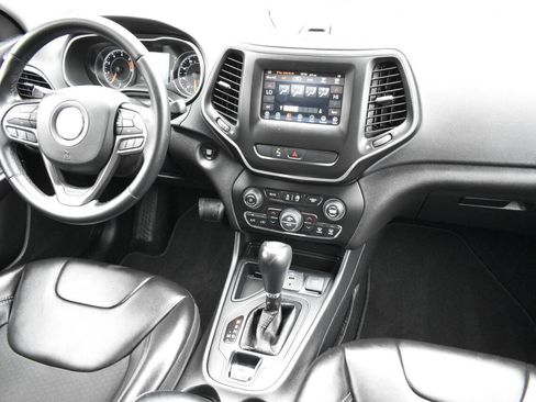 Used 2019 Jeep Cherokee Latitude Plus w/ Comfort/Convenience Group FWD image 28