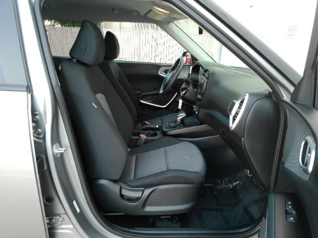 Used 2023 Kia Soul LX w/ LX Technology Package FWD image 17