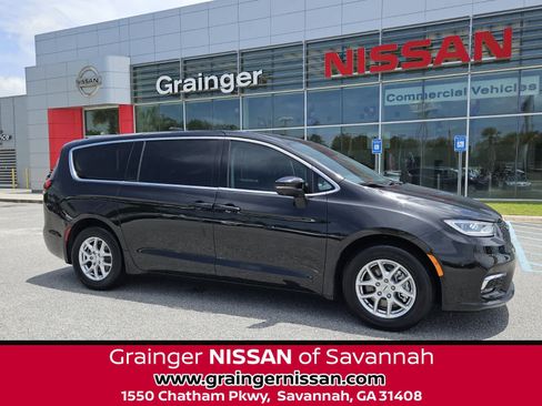 Used 2023 Chrysler Pacifica Touring-L w/ Uconnect Theater Family Group FWD image 1