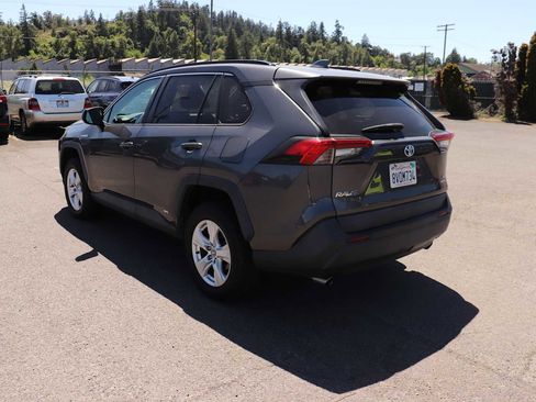 Used 2021 Toyota RAV4 LE AWD/4WD image 7