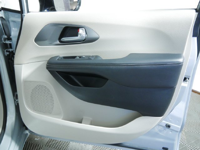 Used 2024 Chrysler Pacifica Touring-L FWD image 11