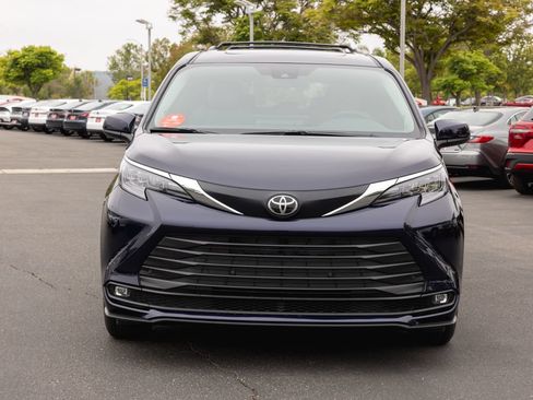 New 2026 Toyota Sienna XLE FWD image 2
