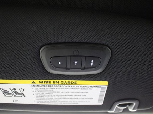 Used 2025 Chrysler Pacifica Select FWD image 18
