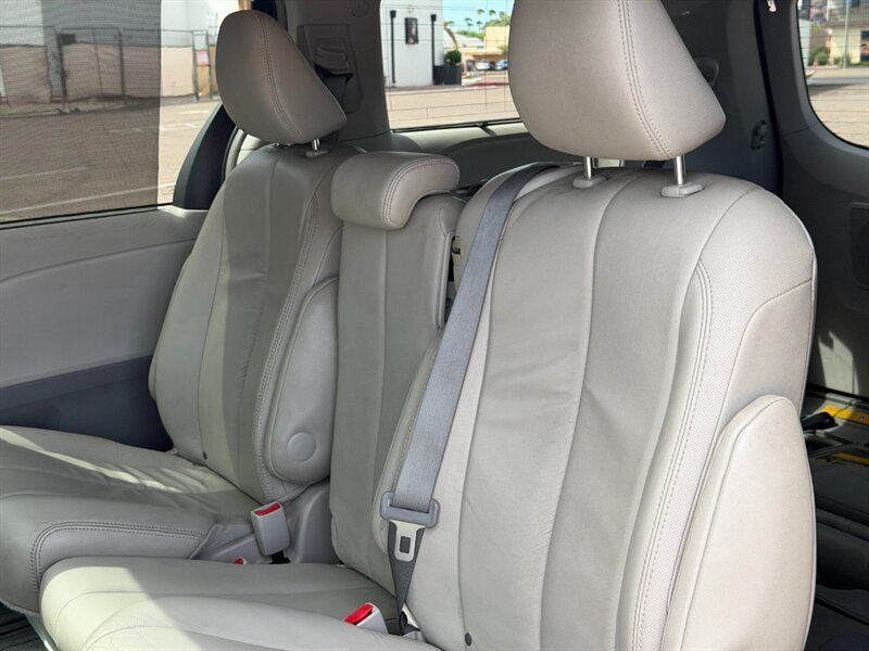 Used 2014 Toyota Sienna XLE w/ XLE Premium Package FWD image 46