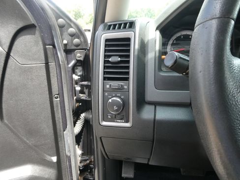 Used 2014 RAM 1500 Express RWD image 15