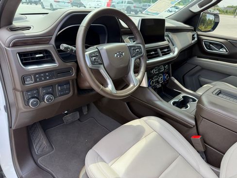 Used 2023 Chevrolet Tahoe Z71 w/ Luxury Package AWD/4WD image 4