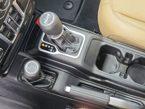 Used 2018 Jeep Wrangler Unlimited Sahara AWD/4WD image 16