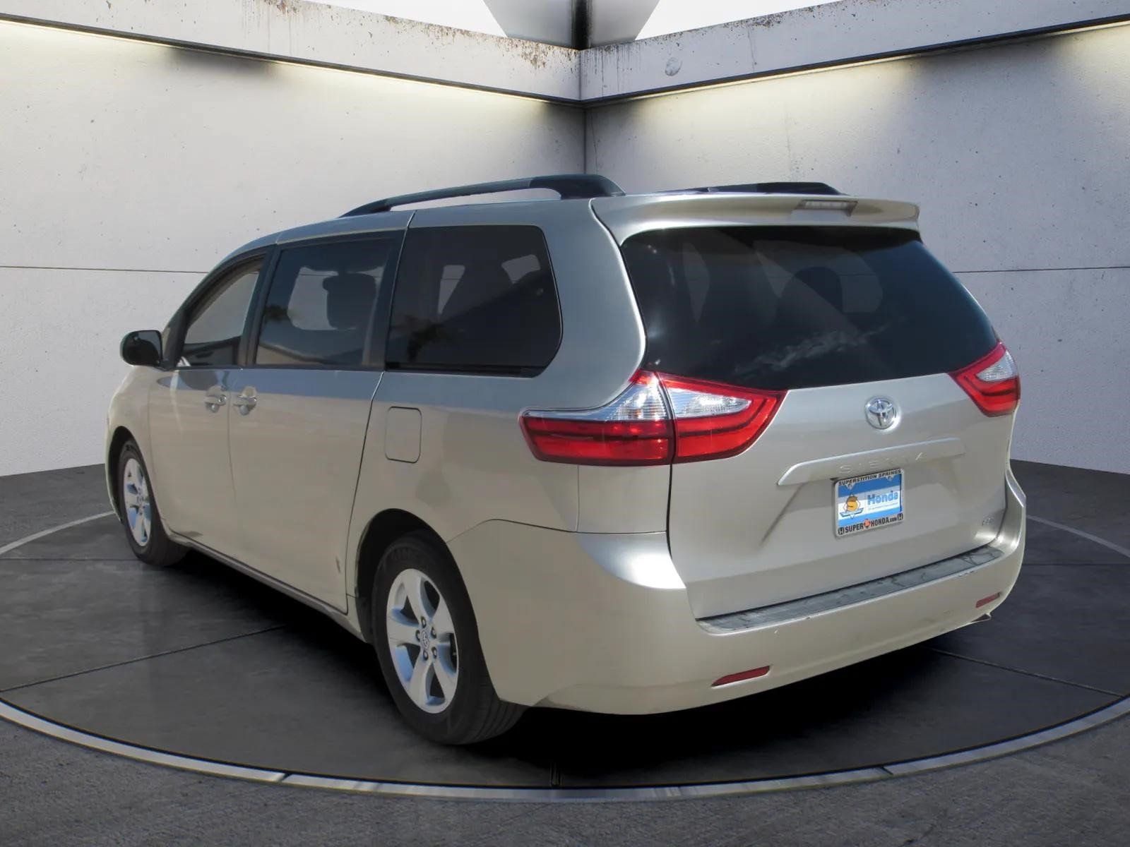 Used 2016 Toyota Sienna LE FWD image 6