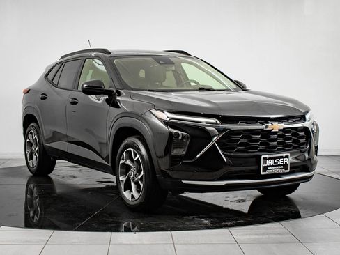 Used 2024 Chevrolet Trax LT w/ Driver Confidence Package image 5