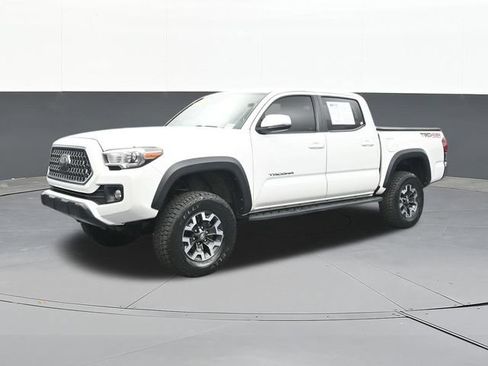 Used 2018 Toyota Tacoma TRD Off-Road AWD/4WD image 4