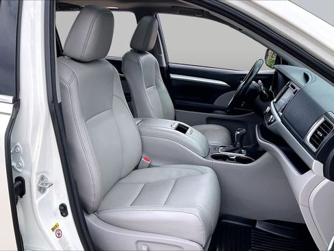 Used 2018 Toyota Highlander XLE FWD image 9