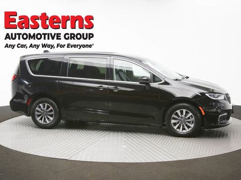 Used 2024 Chrysler Pacifica Limited FWD image 47