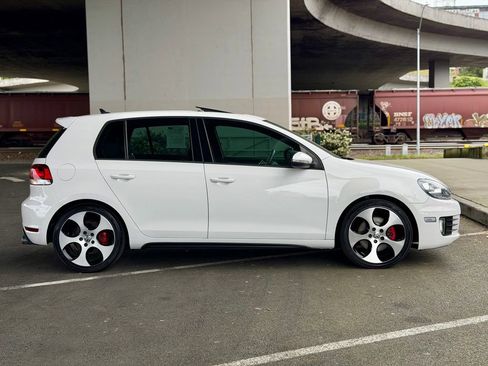 Used 2011 Volkswagen GTI 4-Door FWD image 8