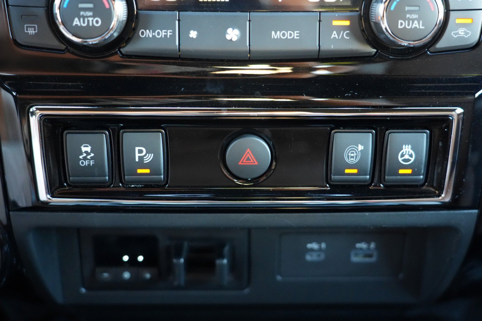 Used 2023 Nissan Titan Platinum Reserve w/ Moonroof Package AWD/4WD image 32