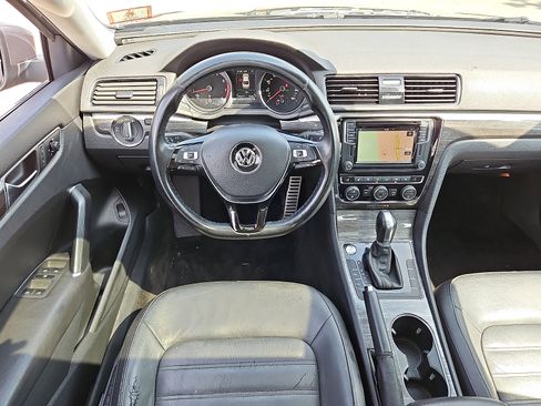 Used 2018 Volkswagen Passat 2.0T SEL Premium image 10