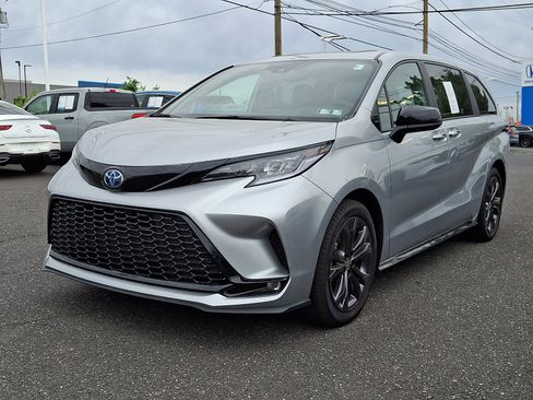 Used 2025 Toyota Sienna XSE FWD image 3