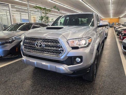 Used 2017 Toyota Tacoma SR5 RWD image 2