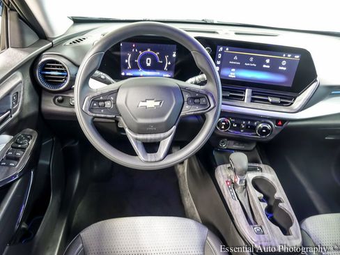 Used 2025 Chevrolet Trax LT FWD image 12
