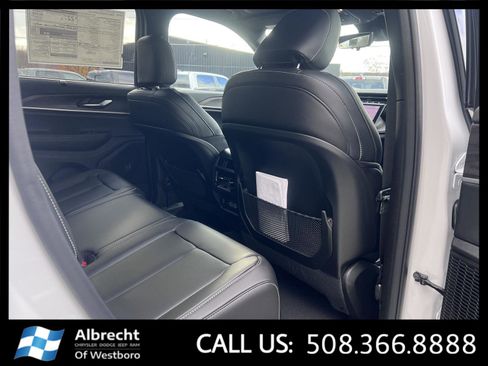 New 2025 Jeep Grand Cherokee Limited w/ Luxury Tech Group II image 13