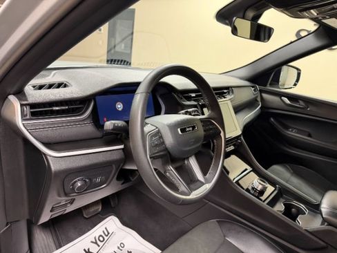 Used 2025 Jeep Grand Cherokee Altitude AWD/4WD image 12