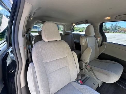Used 2017 Toyota Sienna LE w/ Cargo Management Package FWD image 9