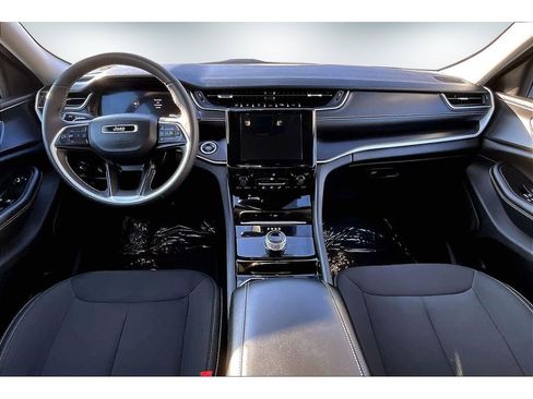 Used 2023 Jeep Grand Cherokee Laredo image 7