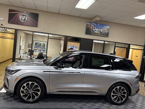 New 2026 Lincoln Nautilus Reserve image 2