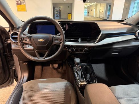 Used 2025 Chevrolet Trax LT FWD image 33