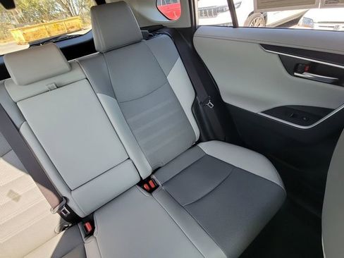 Used 2019 Toyota RAV4 Limited image 6