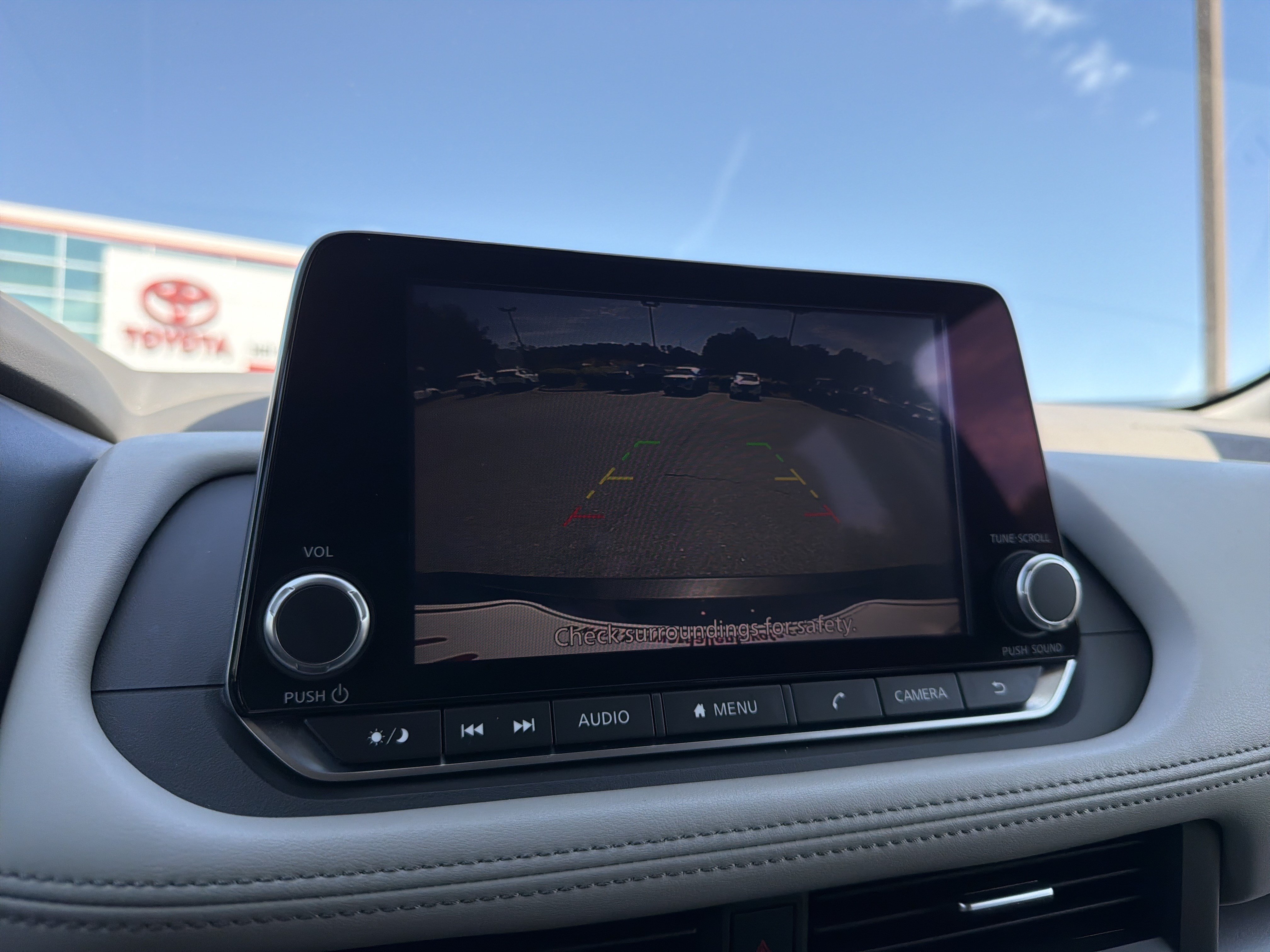 Used 2023 Nissan Rogue SV FWD image 7