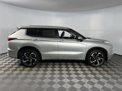 Used 2024 Mitsubishi Outlander SEL image 3