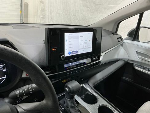 Used 2025 Toyota Sienna LE image 13