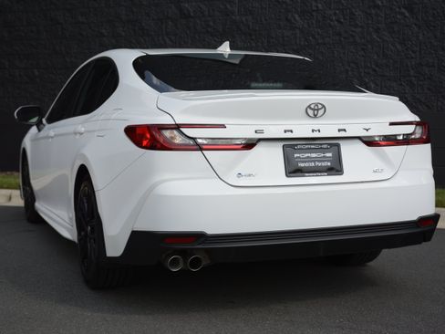 Used 2025 Toyota Camry SE FWD image 3