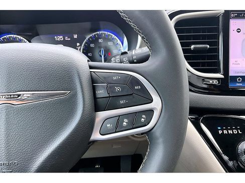 Used 2024 Chrysler Pacifica Touring-L FWD image 12