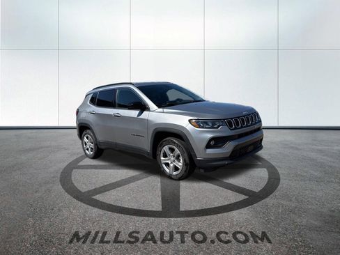 Used 2024 Jeep Compass Latitude AWD/4WD image 5