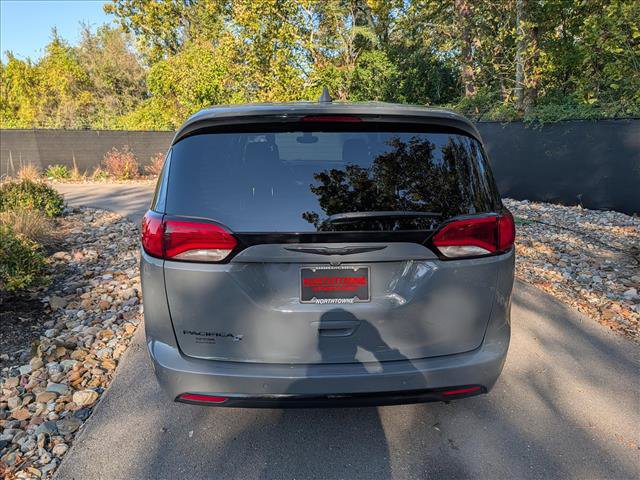 Used 2020 Chrysler Pacifica Touring w/ S Appearance Package FWD image 4
