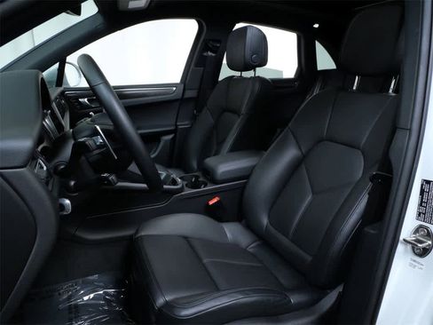 Used 2025 Porsche Macan image 10