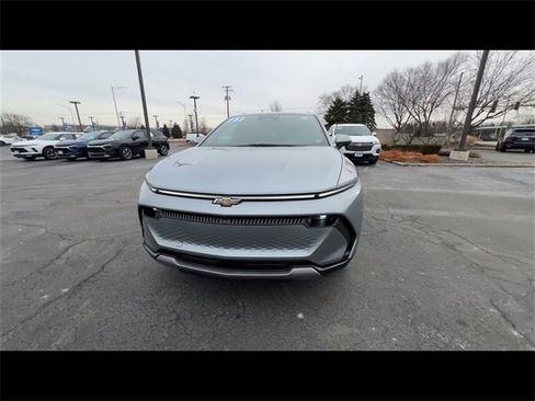 Used 2025 Chevrolet Equinox EV LT w/ Convenience Package image 3