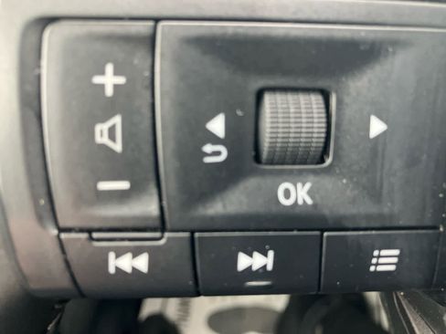 Used 2025 Nissan Rogue SV FWD image 17