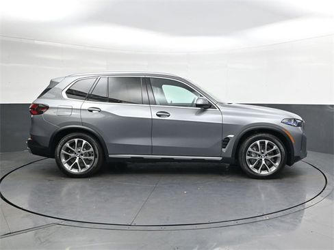 New 2026 BMW X5 xDrive50e image 3