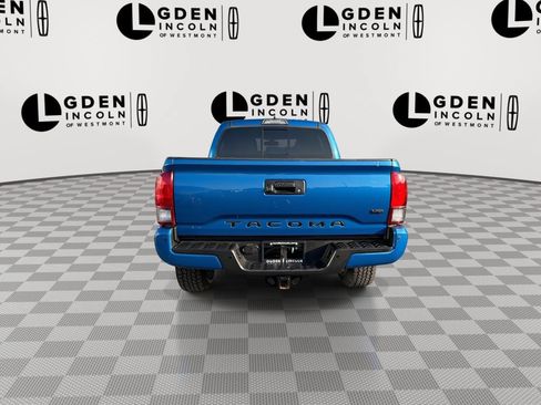 Used 2017 Toyota Tacoma TRD Off-Road AWD/4WD image 7