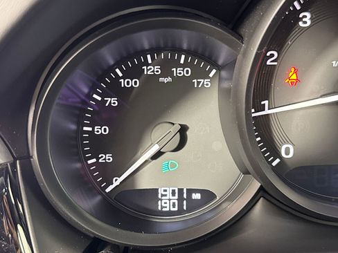 Certified 2025 Porsche Macan image 21