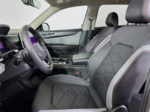 Used 2024 Volkswagen Atlas Peak Edition SE image 8